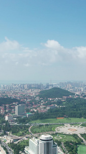 航拍青岛滨海旅游度假区汇泉广场及第一海水浴场蓝天白云视频