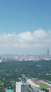 航拍青岛滨海旅游度假区汇泉广场及第一海水浴场蓝天白云视频