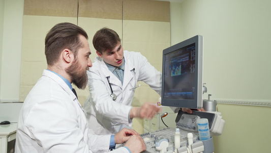 两名医生讨论一名病人超声波扫描结果2名医生讨论视频