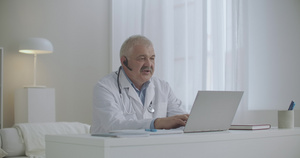 医生正在网上讲授大流行期间远程医学会议讨论医学发展16秒视频