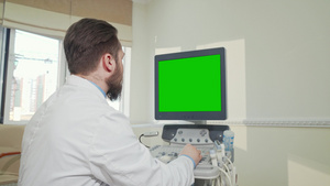 使用绿色屏幕电脑的医生9秒视频