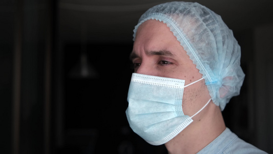 期间戴着防护面具的男医生一位疲惫的医生的特写视频