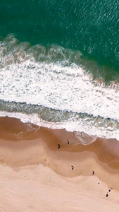 航拍层次分明的大海海浪拍打沙滩视频素材视频