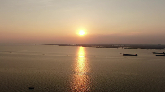 航拍湖面太阳夕阳晚霞视频