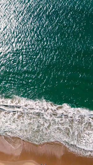 航拍层次分明的大海海浪拍打沙滩视频素材27秒视频
