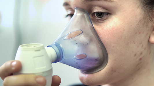 患有吸入器的女孩哮喘呼吸道问题电影视频