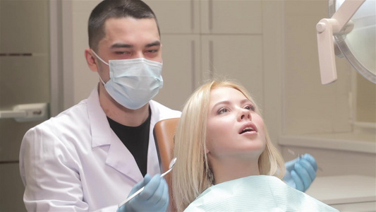 牙科医生检查病人牙齿视频