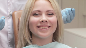 牙医检查病人的牙8秒视频
