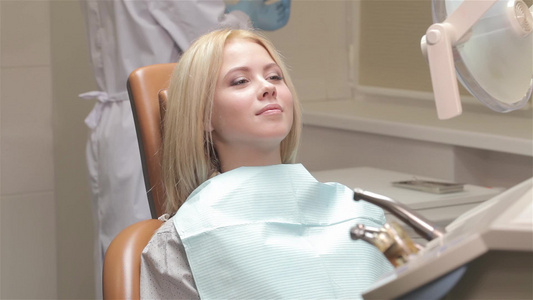 妇女在牙医处接受检查视频