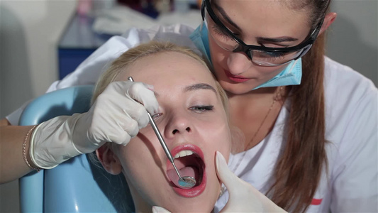 牙医检查患者的牙视频