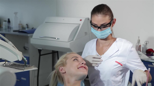 女牙医使用牙科工具检查病人的牙牙牙视频