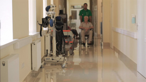 医生推轮椅医院里有病人21秒视频