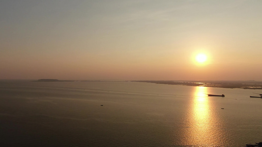 航拍湖面太阳夕阳晚霞视频