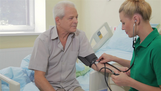 男性患者的病人乳母血压测量量视频