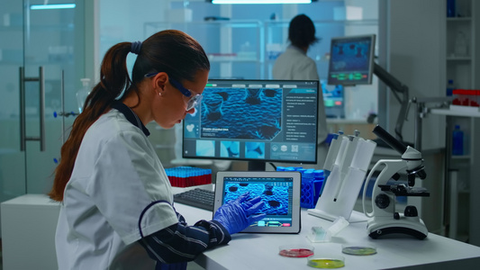 化验室技师医生分析病毒进化研究数字平板电脑视频