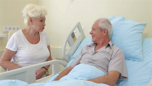年老的夫妇在医院谈话14秒视频