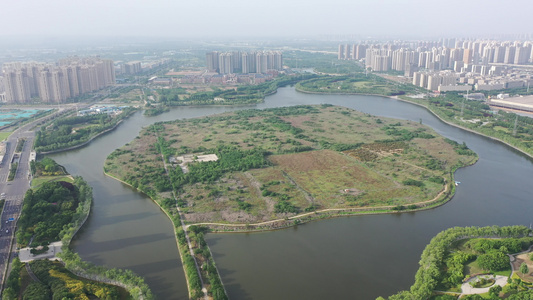 航拍郑州高新区双湖科技城湖心岛人工岛荒地视频