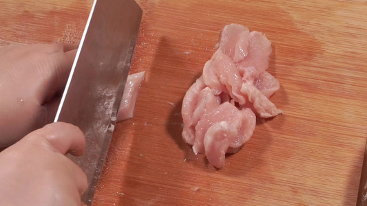 菜刀案板切里脊肉猪肉片视频