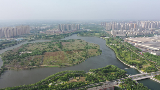 航拍郑州高新区双湖科技城湖心岛人工岛荒地视频