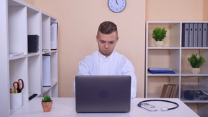 工作时在线聊天的心理治疗师22秒视频