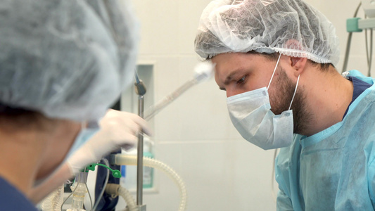 外科手术队在手术中使用器械视频