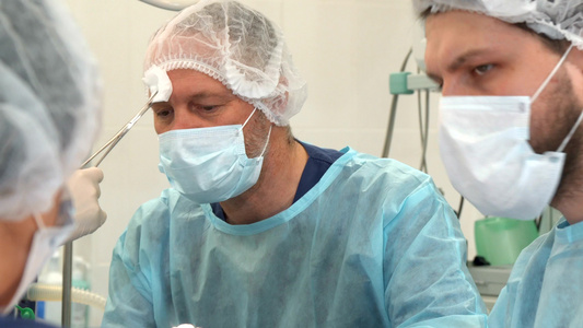 护士在手术时清洗外科医生的前额视频