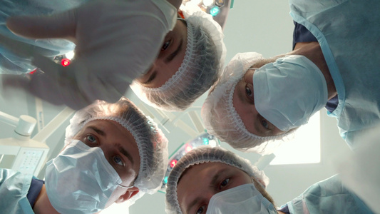 手术队向病人弯曲视频