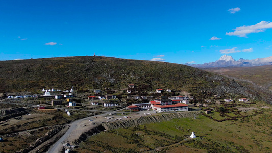 航拍高原群山中的藏传佛教寺庙全景视频