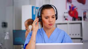 医院使用耳机的医生助理在医院接病人电话21秒视频