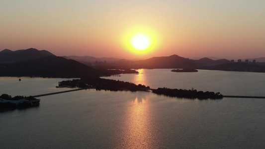 航拍湖面太阳夕阳晚霞视频