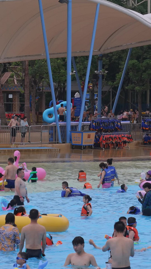 城市夏天消暑降温亲子游泳池娱乐戏水健身人群素材娱乐素材57秒视频