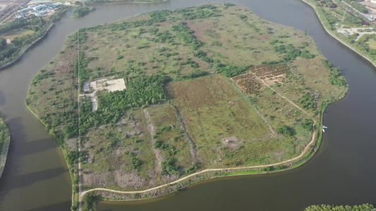 航拍郑州高新区双湖科技城湖心岛人工岛荒地视频