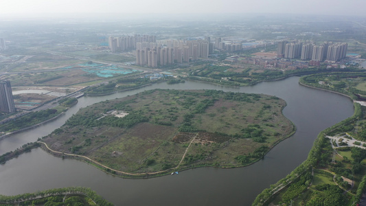 航拍郑州高新区双湖科技城湖心岛人工岛荒地视频