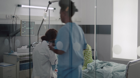 生病妇女在病休康复期间在床上与医生交谈的患病妇女视频