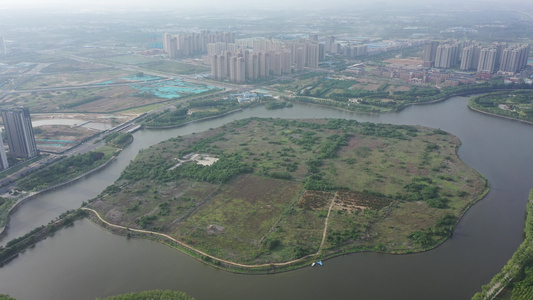 航拍郑州高新区双湖科技城湖心岛人工岛荒地视频