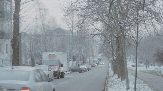 极寒天气暴风雪过后的城市交通视频