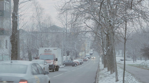极寒天气暴风雪过后的城市交通21秒视频