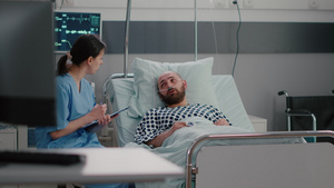 生病男子向医疗护士解释病症症状10秒视频