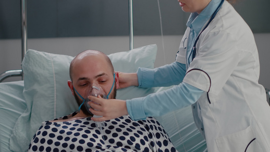 病人睡在床上医生放氧气罩时躺在床上注视频