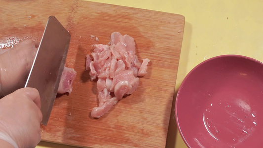 菜刀案板切里脊肉猪肉片视频