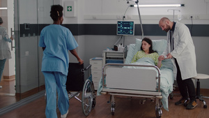 在医院病房医疗康复期间对心脏脉动进行监测的治疗师32秒视频