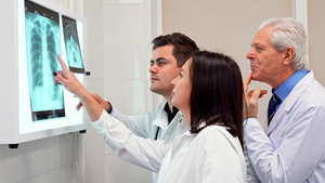 医疗队在X射线观察箱上对X射线进行自动解剖13秒视频