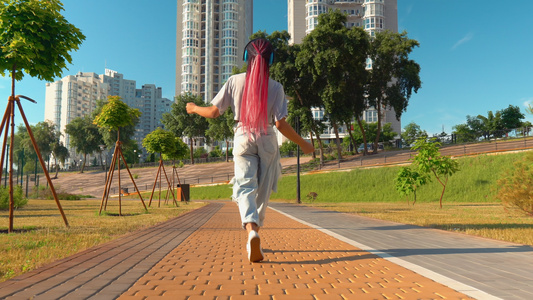 在阳光明媚的白天人行道上跳舞的非洲年轻女性视频