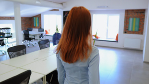 妇女满怀信心地走在工作空间的背面8秒视频