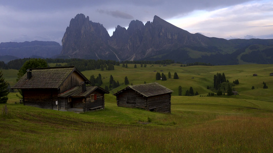 影片中在意大利高山的白昼花边上有木屋地表上有木屋视频