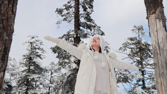 4K实拍冬季女孩感受雪景视频素材视频