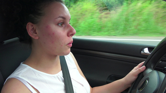 驾驶汽车的年轻妇女视频