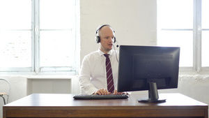 电话推销员在白色工业风格的办公室里打电话年轻的商人30秒视频