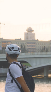 城市户外骑行观赏风景拍照的游客户外锻炼视频