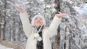 4K实拍冬季女孩对着镜头玩雪视频素材8秒视频